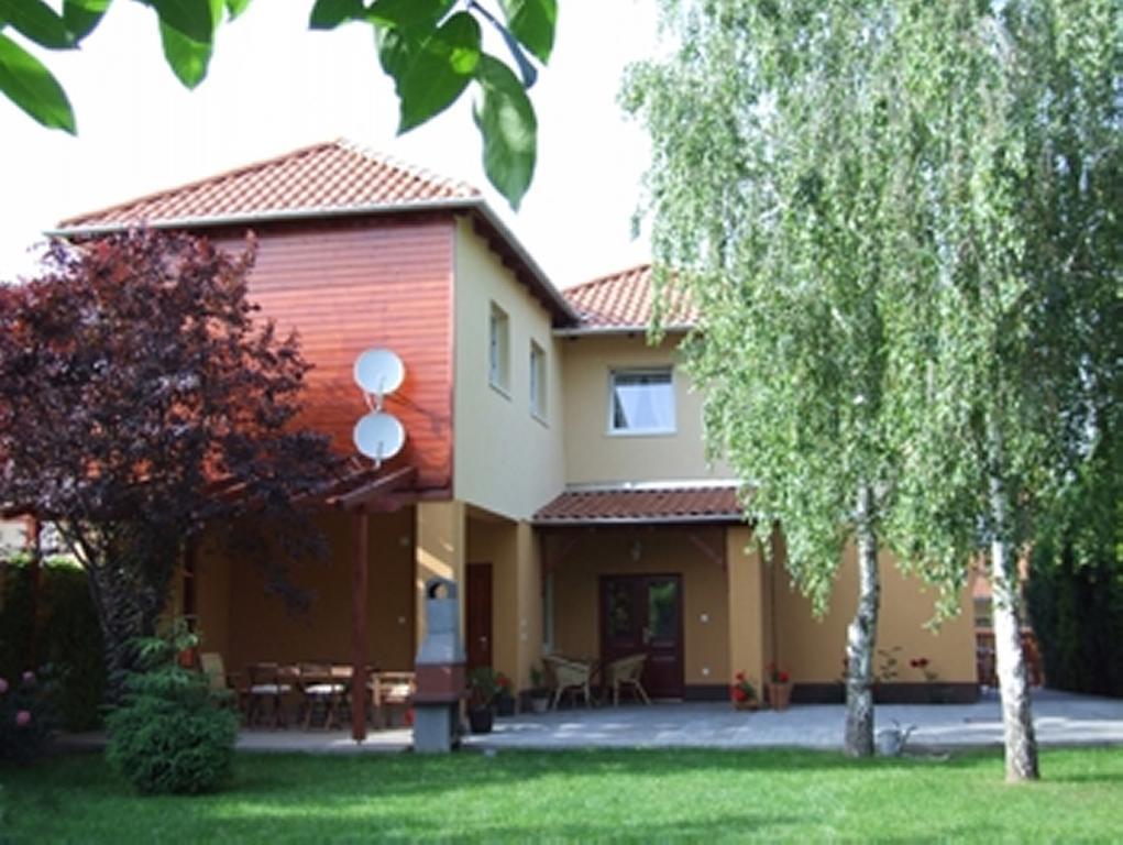 Ilona Apartmanhaz Комаром Экстерьер фото